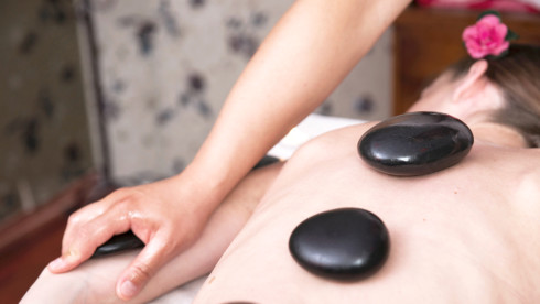 Opuštajuća masaža tijela toplim vulkanskim kamenjem u Studiu Hara