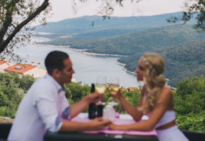 Restoran Villa Annette - stol za dvoje s pogledom na more