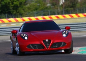 Doživi nezaboravno iskustvo sa Alfa Romeo 4C na pravoj trkaćoj stazi