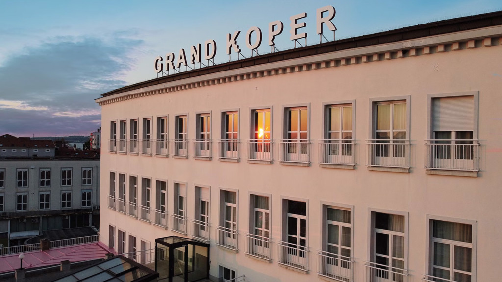Grand hotel Koper outside