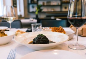 Meni u 4 slijeda, pozdrav iz kuhinje i butelja vina u Karlovoj gostionici u Mariboru za 2 osobe