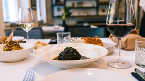 Meni u 4 slijeda, pozdrav iz kuhinje i butelja vina u Karlovoj gostionici u Mariboru za 2 osobe Meni u 4 slijeda, pozdrav iz kuhinje i butelja vina u Karlovoj gostionici u Mariboru za 2 osobe